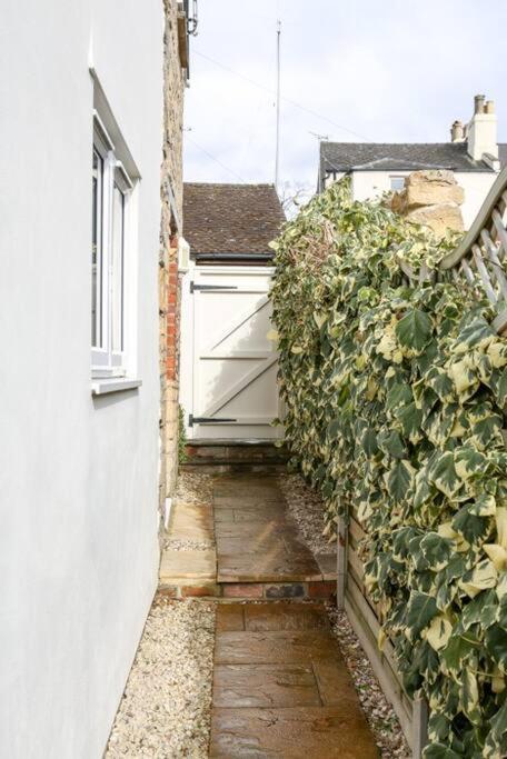 첼튼엄 Detached Cotswold Stone Coach House 빌라 외부 사진